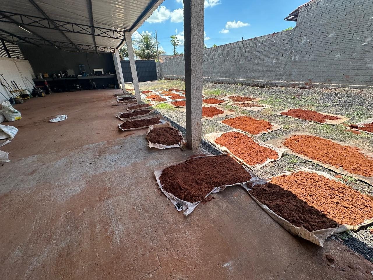 Preparação de amostras no galpão do laboratório