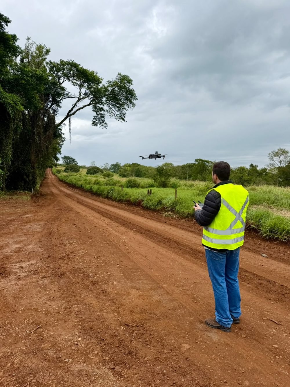 Operação de drone em campo