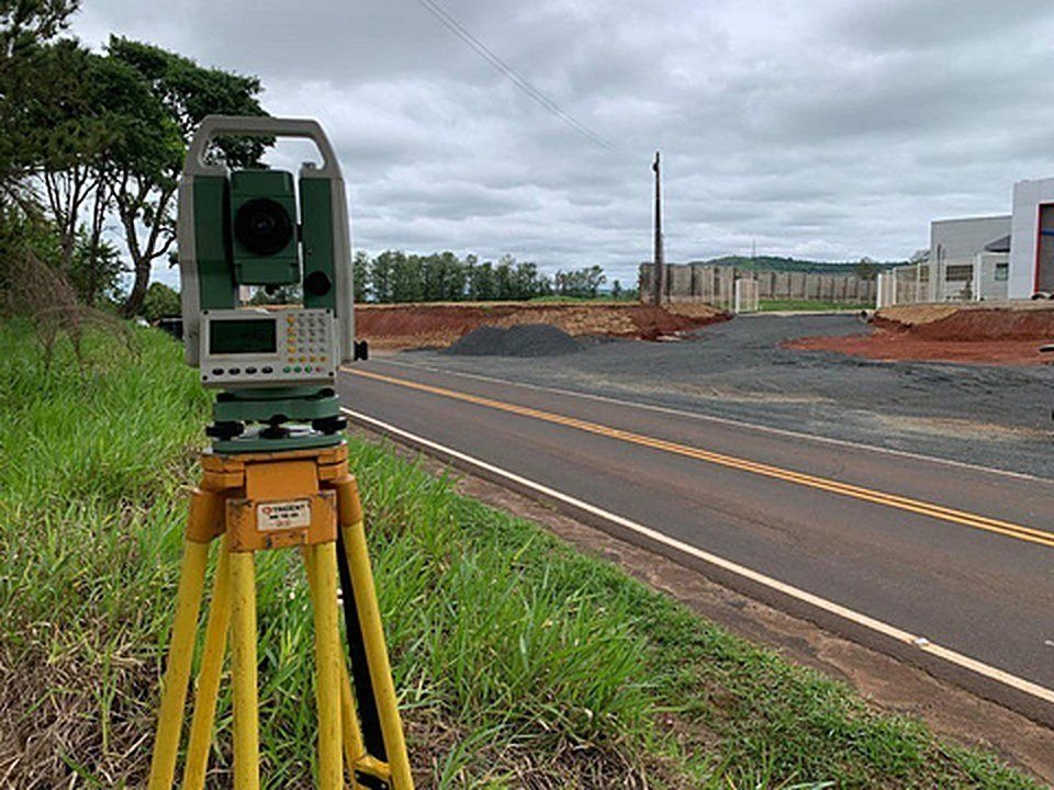 Levantamento topográfico do acesso, em campo