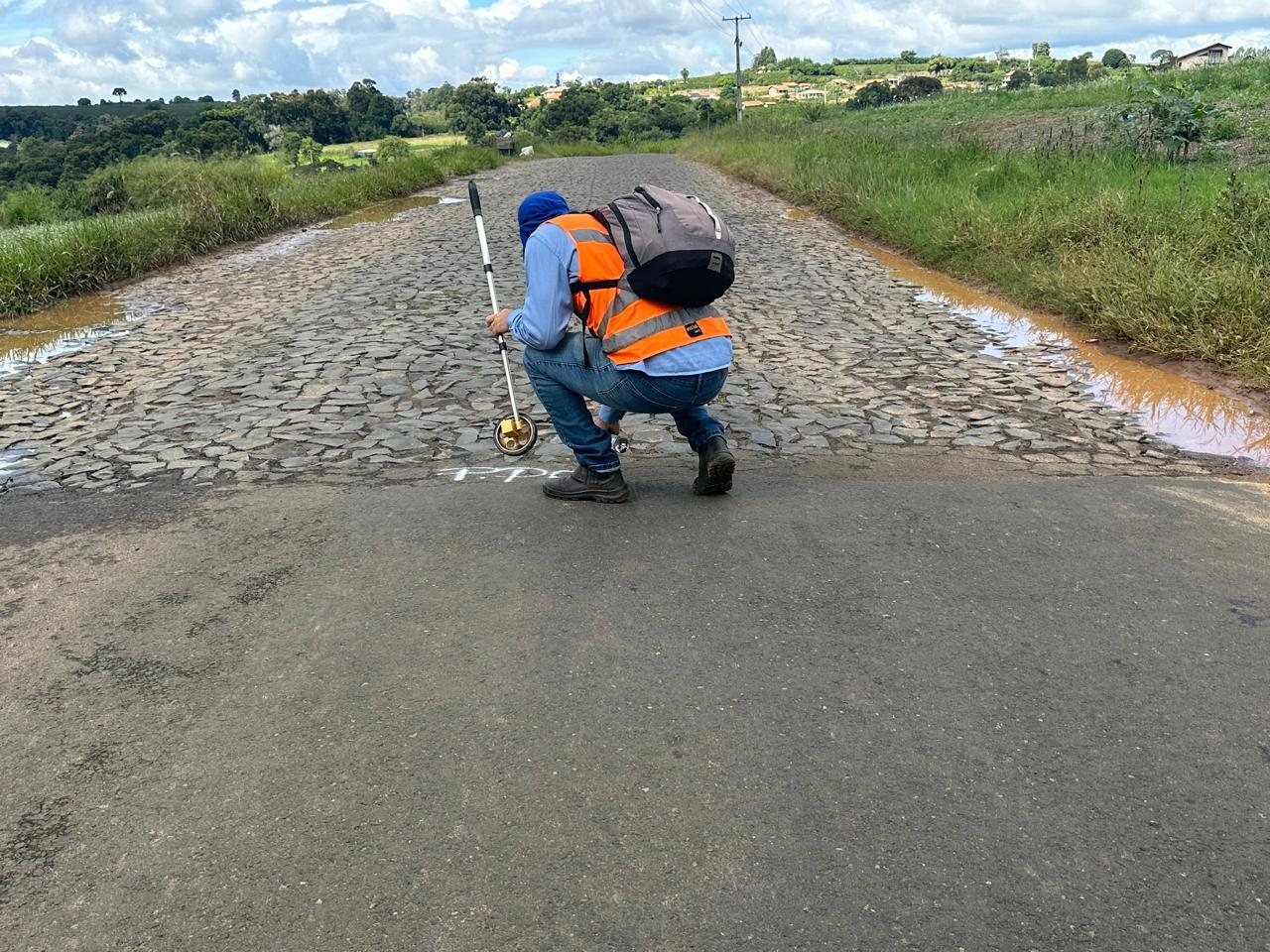Medição de deflexão em trecho de calçamento