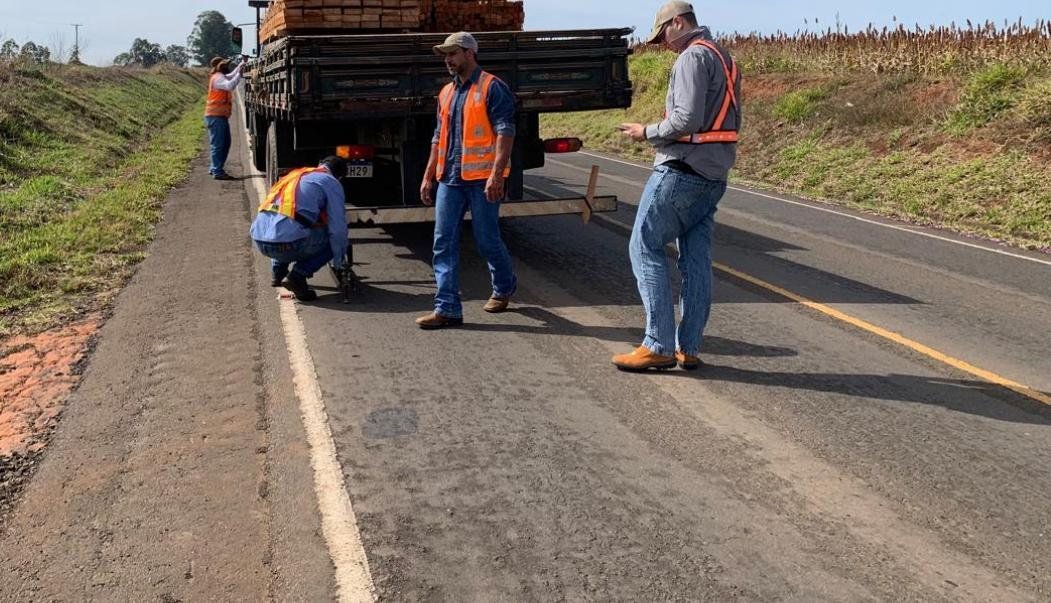 Equipe em ensaio de deflexão com caminhão carregado